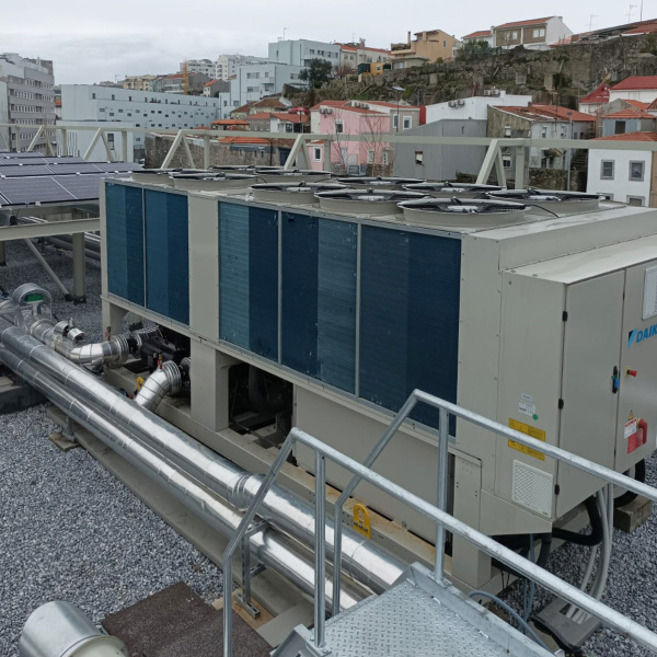 área técnica com equipamento AVAC
